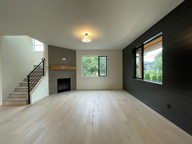 Building Photo - 4Bd/2.5Ba Corner Home in Desireable Portsmouth Neighborhood ~ Newly Built, Quartz Countertops, Si...