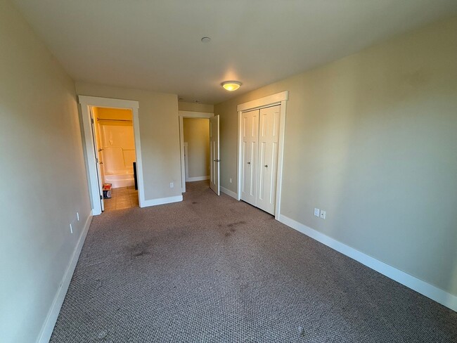 Building Photo - Application Pending - 2 Bedroom Townhouse For Rent In White Salmon