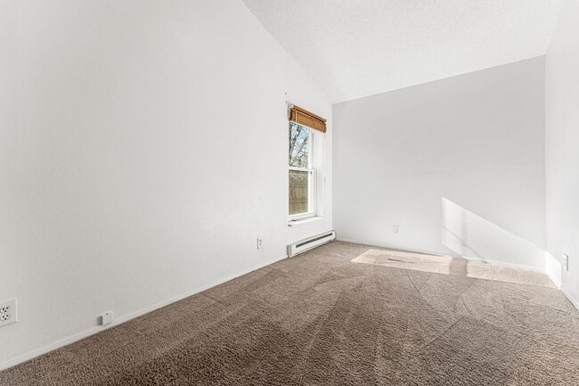 Building Photo - Great location near City Park!