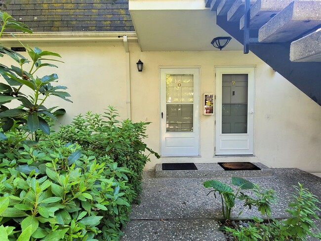 Building Photo - Spacious & Bright 3-Bedroom Condo in Menlo...