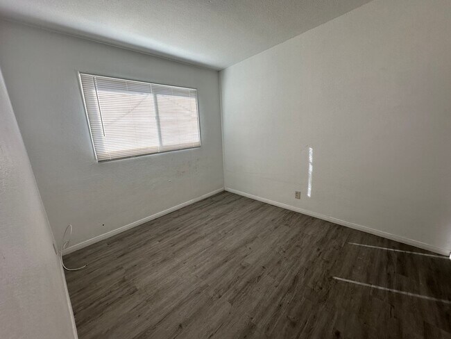 Building Photo - 240 Palm Dr