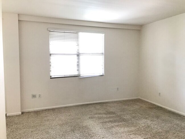 Building Photo - 2BR + 2 1/2BA CONDO AVAILABLE NOW IN BURBANK!