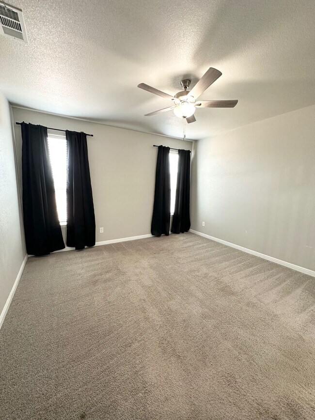 Building Photo - 4 Bed 3.5 Bath Ready To Rent ASAP!