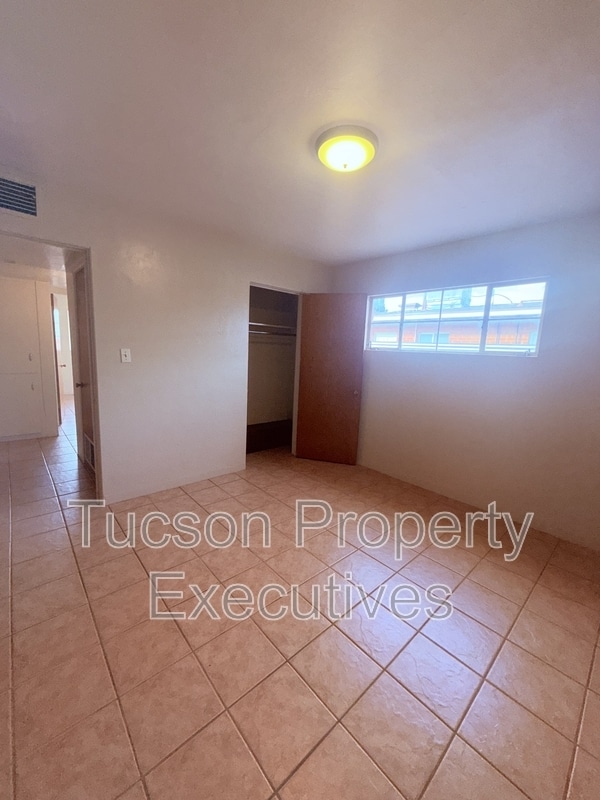 Building Photo - 4741 E 2nd St