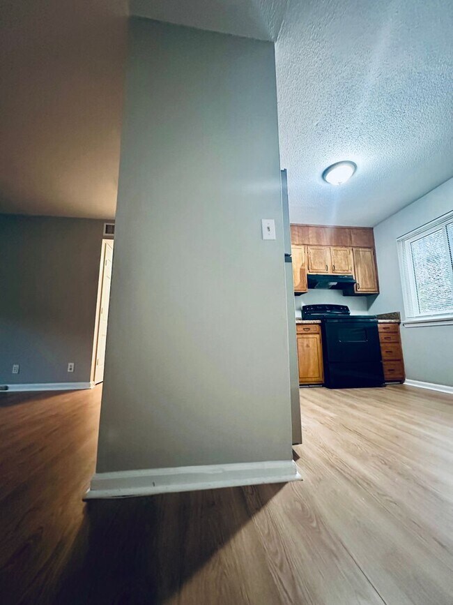 Building Photo - 3340 Pinewood Ave