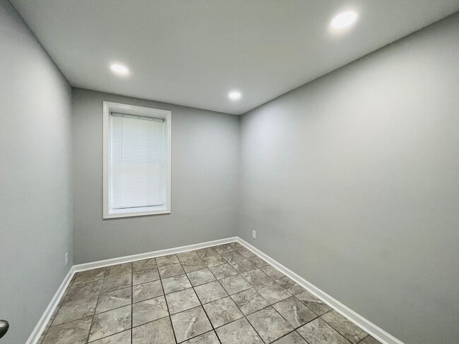 Building Photo - CHARMING CONDO IN STAFFORD!