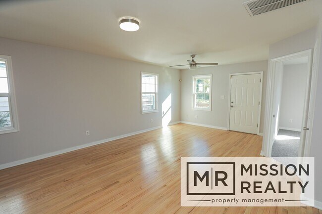 Building Photo - -- 3 BED 2 BATH HOME IN POPULAR NORTH SIDE --