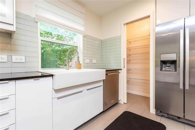 Building Photo - 3302 Catalina Dr