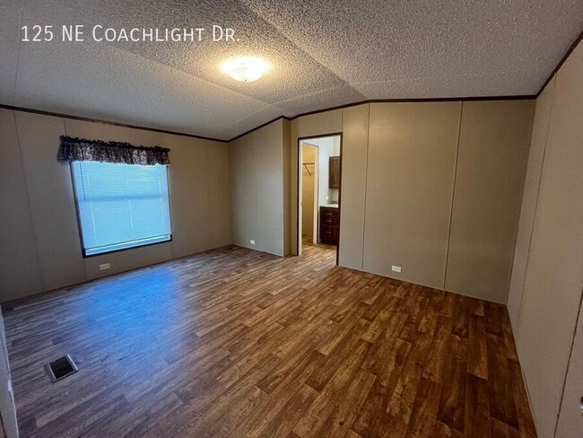 Building Photo - 125 Coachlight Dr