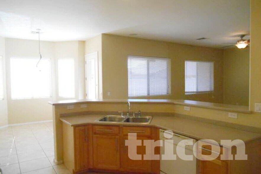 Building Photo - 7251 W Paradise Ln