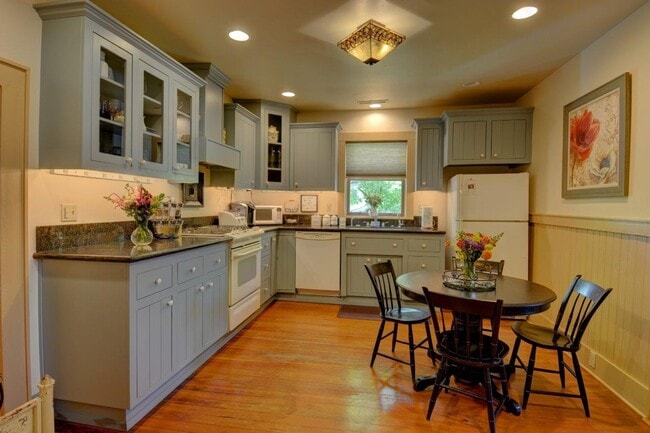 Building Photo - Perfect Furnished Home in Jacksonville!