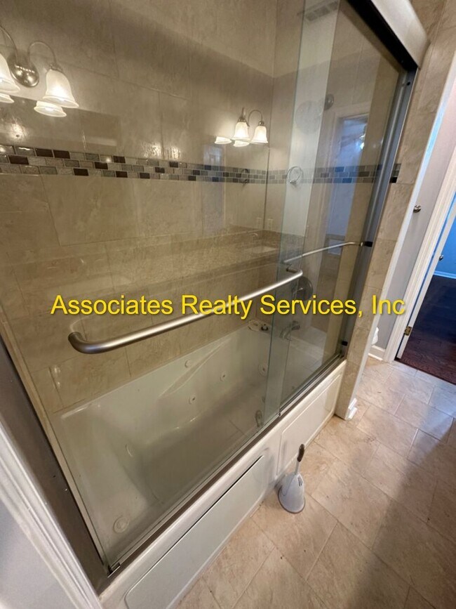 Building Photo - Beautiful Large Home with Screened Pool in Buckingham West!