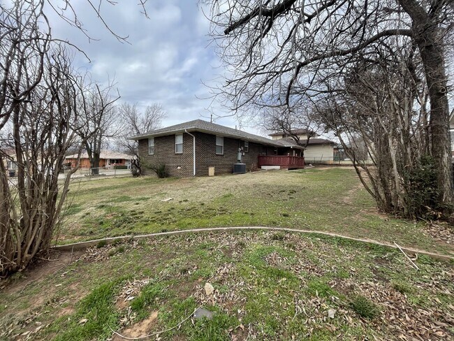Building Photo - 3 Bed, 1 Bath Home with Large Corner Lot