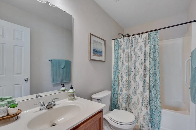 Building Photo - Cozy End-Unit Townhome – Prime Durham Loca...