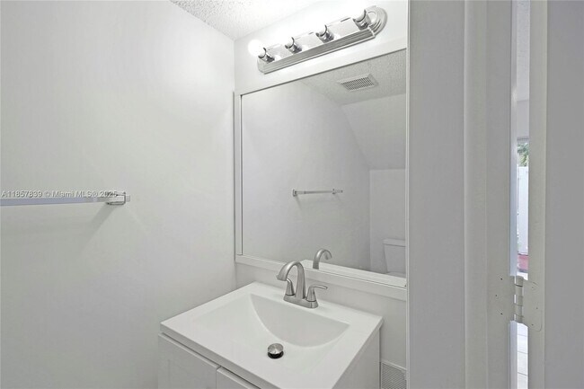 Building Photo - 139 Riviera Cir