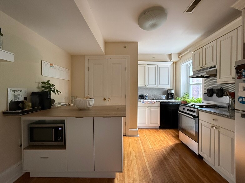 Kitchen - 988 N 5th St