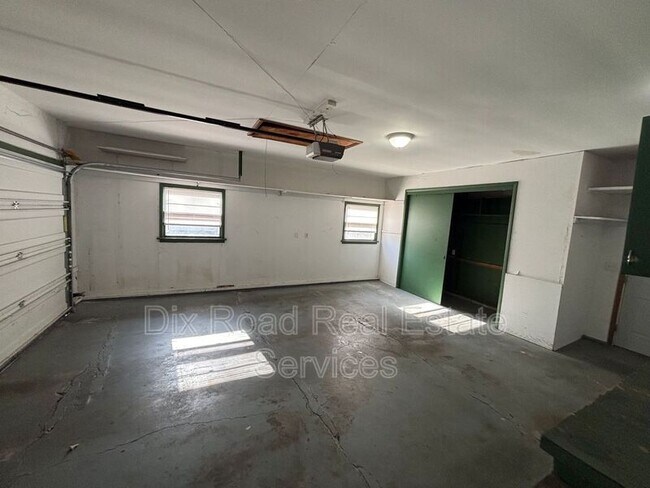 Building Photo - 110 N Heinkel Rd