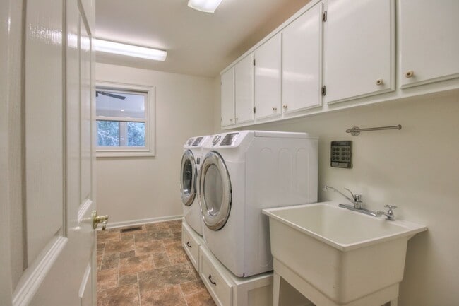 Building Photo - 4 BR 2/2 BA Large Fenced in Back Yard! Chef's Kitchen! Upstairs Bonus Room! 2 Car Garage