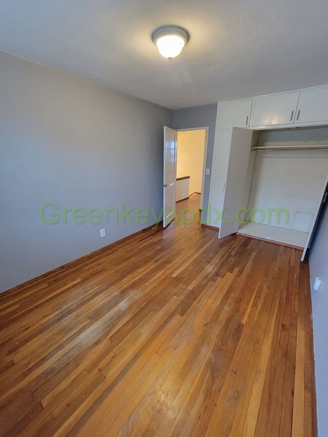 Building Photo - Large 2 Bedroom 1 Bath Unit off Broadway w...