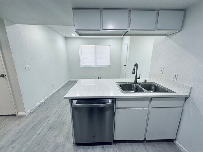 Building Photo - 4225 Stewart Ave