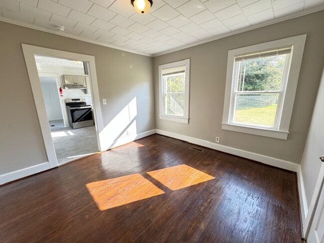 Building Photo - 505 E 5th St