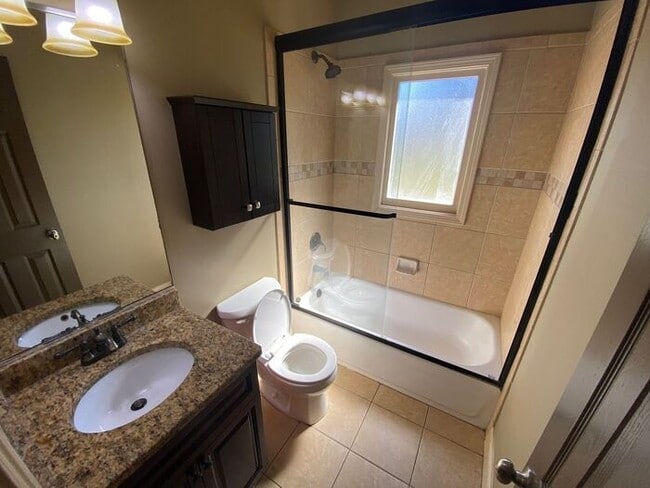 Building Photo - Luxury that you can call home! Amazing Loc...