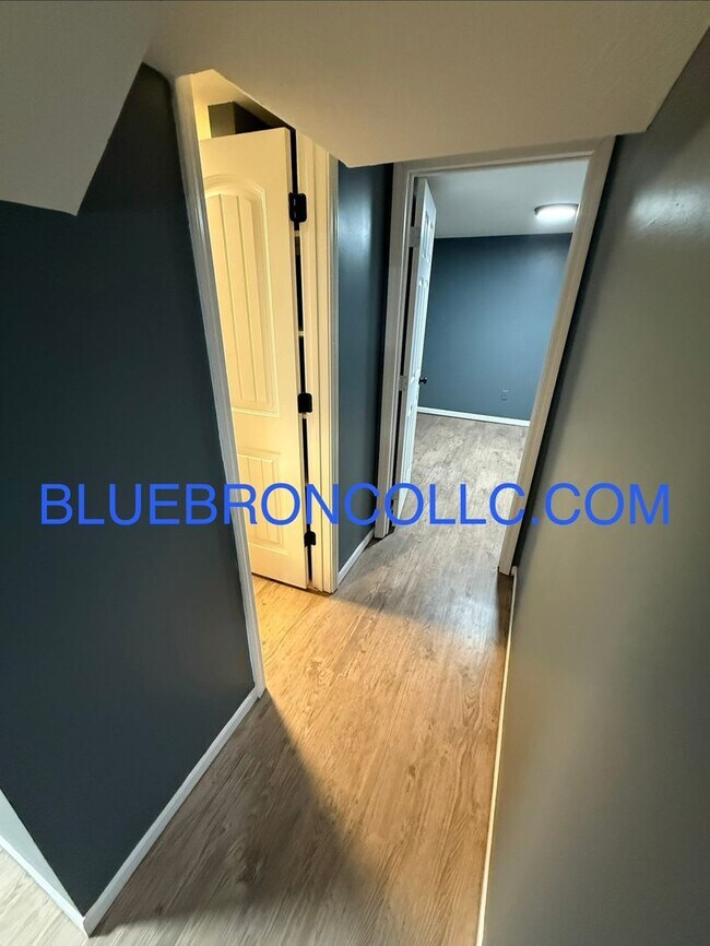 Building Photo - Beautiful unit with three bathrooms close to downtown Lee's Summit