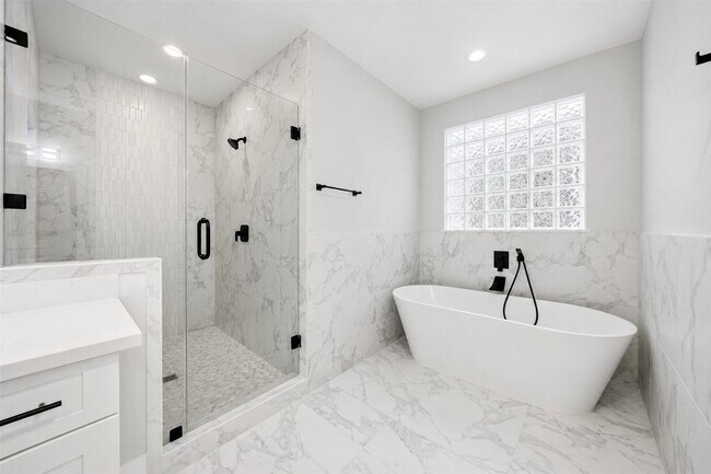 Building Photo - 1421 W 23rd St