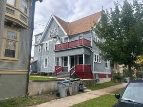 Building Photo - Large first floor two bedroom with bonus r...