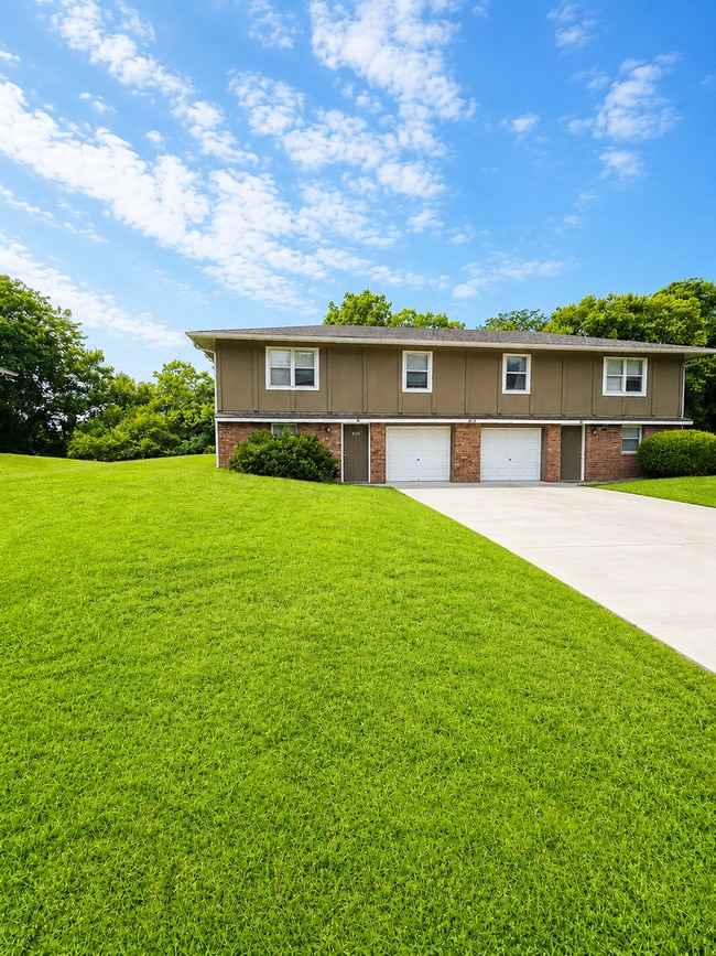 Building Photo - Spacious 3 Bed / 2 Bath Split-Level Duplex in Lee’s Summit