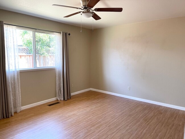 Building Photo - Centrally Located 3 Bedroom Duplex in Windsor with a Single Car Garage!