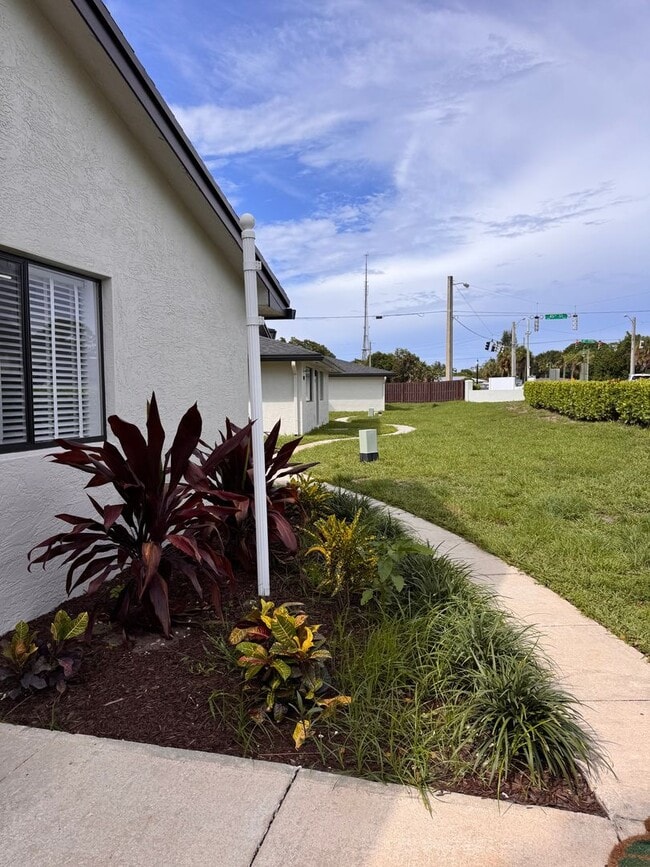 Building Photo - Top Floor 2 BR - Private Balcony + Garage ...