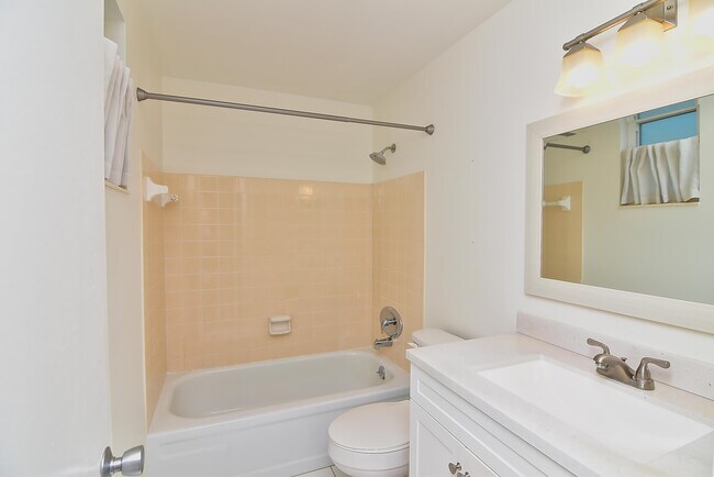 Building Photo - 919 Viscaya Blvd