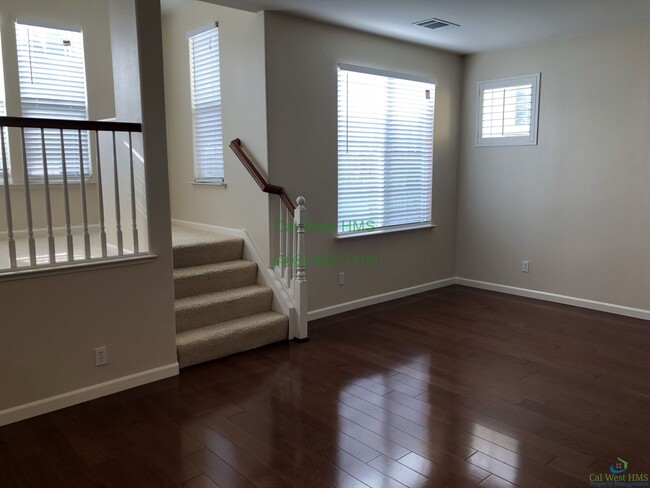 Building Photo - $4495 - Beautifully upgraded Tri-Level 3/3...