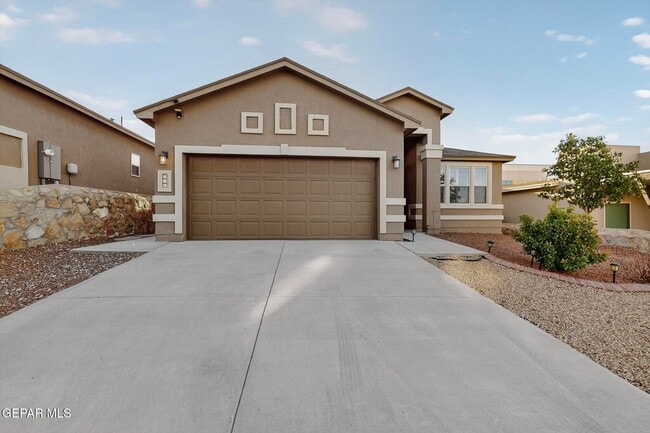 Building Photo - 220 S Manzanita Dr