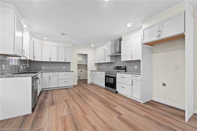 Building Photo - 4 bedroom Single Family home in Fianna Hils