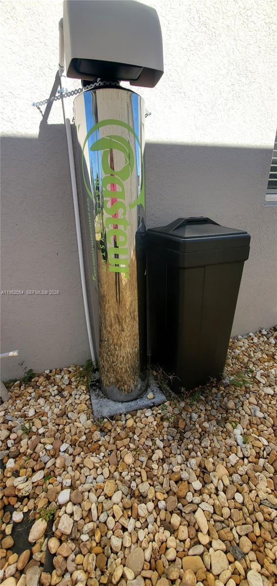 Building Photo - 736 YUKON Ln