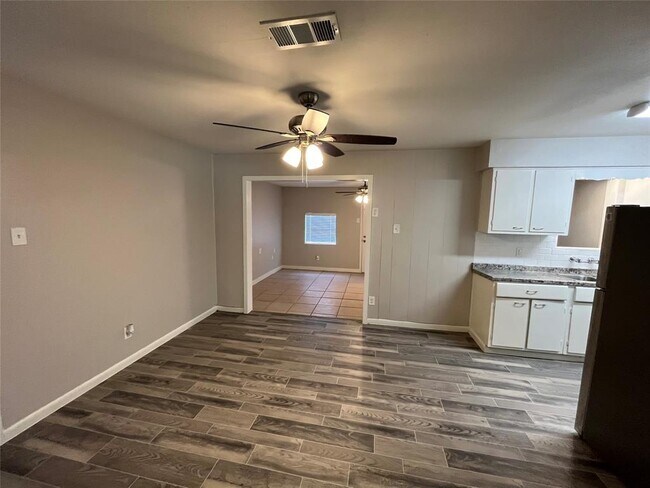 Building Photo - 408 Bluebell St