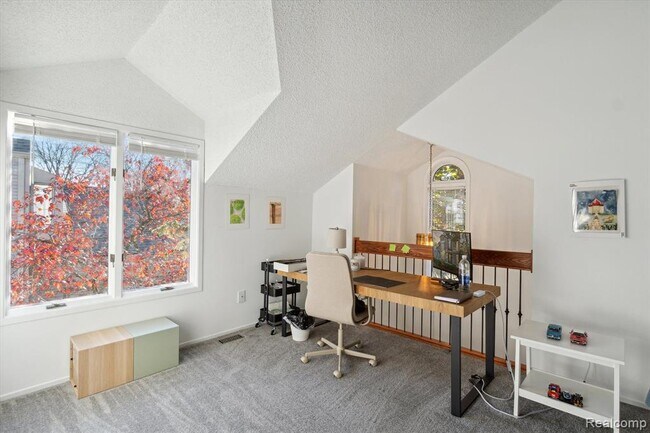 Building Photo - 677 E Lincoln St