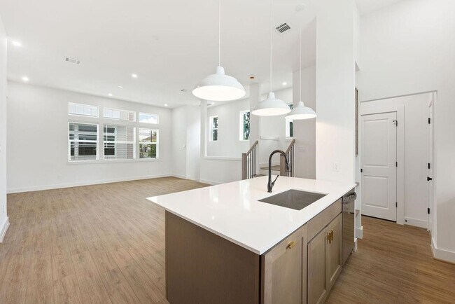 Building Photo - 2121 Hoskins Dr