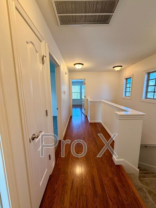 Building Photo - 1500 NE Dysart Woods Ln