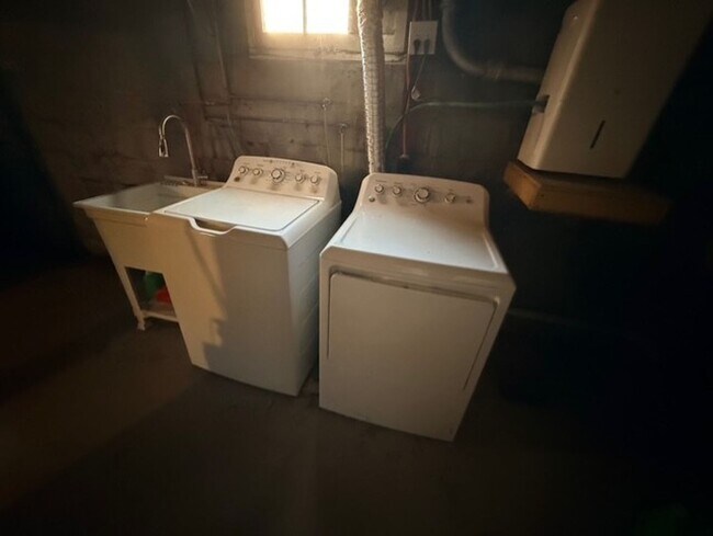 Building Photo - House on Centre Lane!