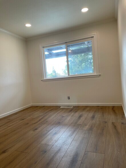 Building Photo - 717 Navaronne Way