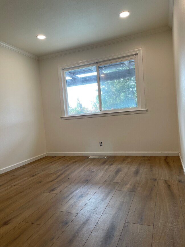 Building Photo - 717 Navaronne Way