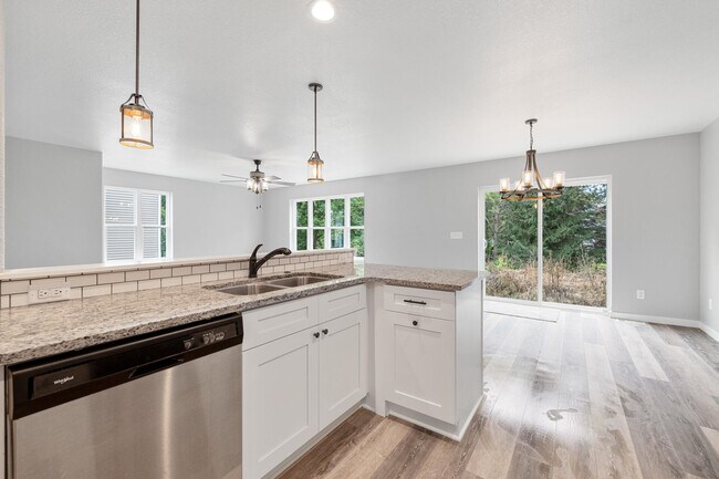 Building Photo - 2103 Daisy Dr