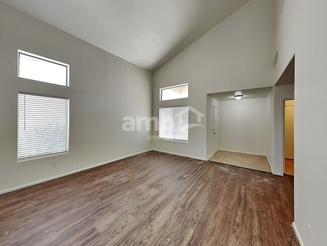 Building Photo - 466 E Penny Ln