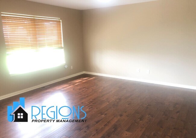 Building Photo - Beautiful 5BR 3.5 bathroom house in North East Normal. Large fenced in back yard.