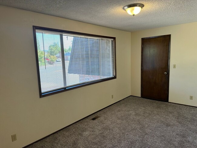 Building Photo - Large 3 bedroom 2.5 bath duplex with a gar...