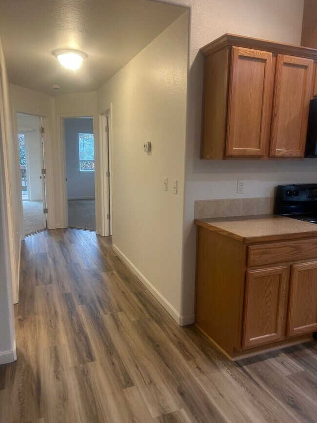 Building Photo - (870) College Street Duplex - 4 Bedroom / 2 Bathroom