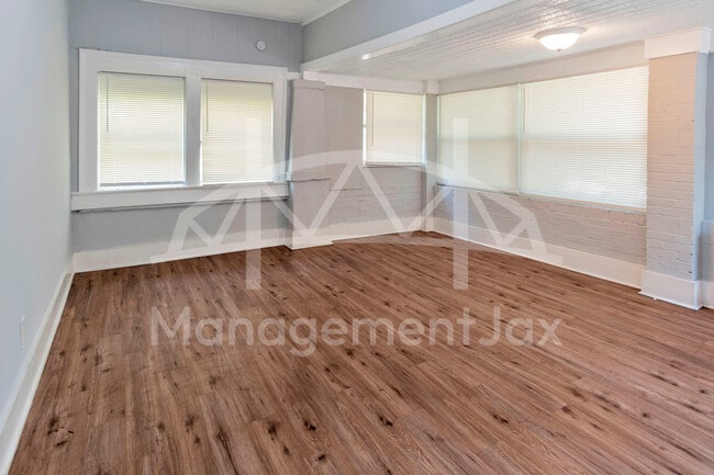 Building Photo - 1044 W 28th St